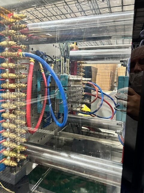 Tederic E328/E500C Injection Molder – 2022 – 369-Ton, 9.2 oz Shot, 3-Axis Servo Robot Included - Image 4