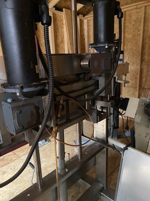 Kiss Packaging Systems Spindle Capper with Hoppmann feeder and 12′ Conveyor - Image 5