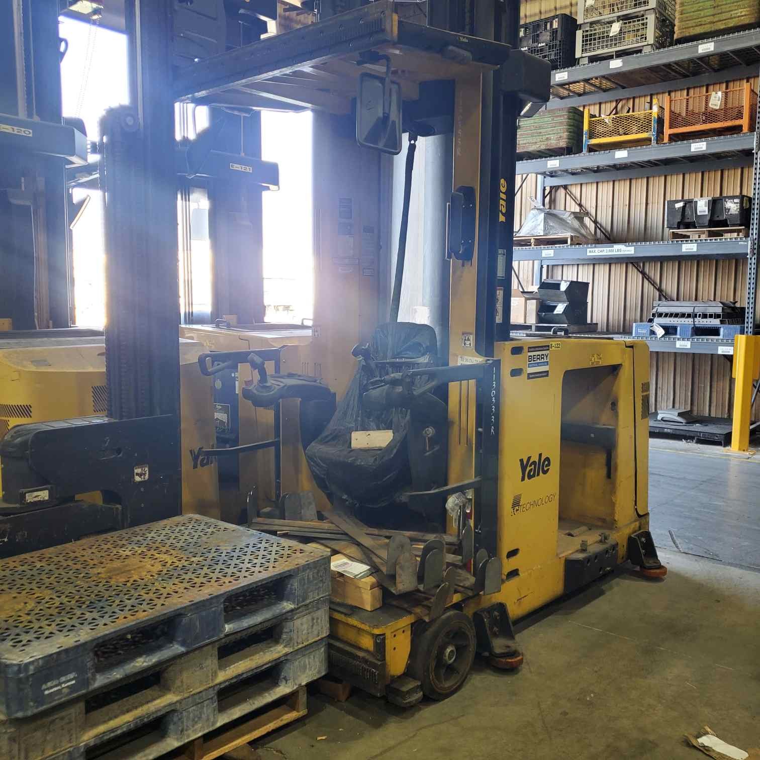 Yale NTA0330SB Narrow Aisle Forklift, 2010 - Image 5