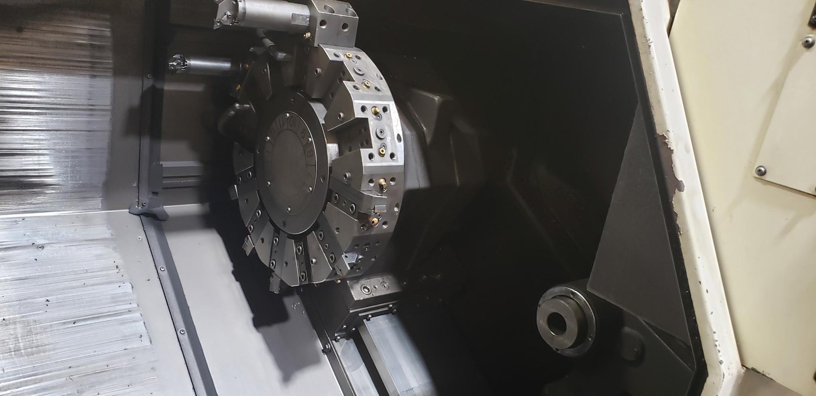 Okuma L1420 CNC Lathe, 1995 – Tailstock, Chip Conveyor - Image 6