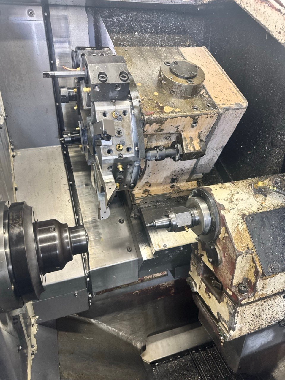 Okuma ES L8 CNC Lathe, 1999 – Tailstock, Chip Conveyor - Image 2