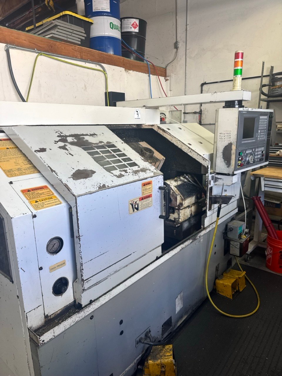 Okuma ES L8 CNC Lathe, 1999 – Tailstock, Chip Conveyor - Image 5