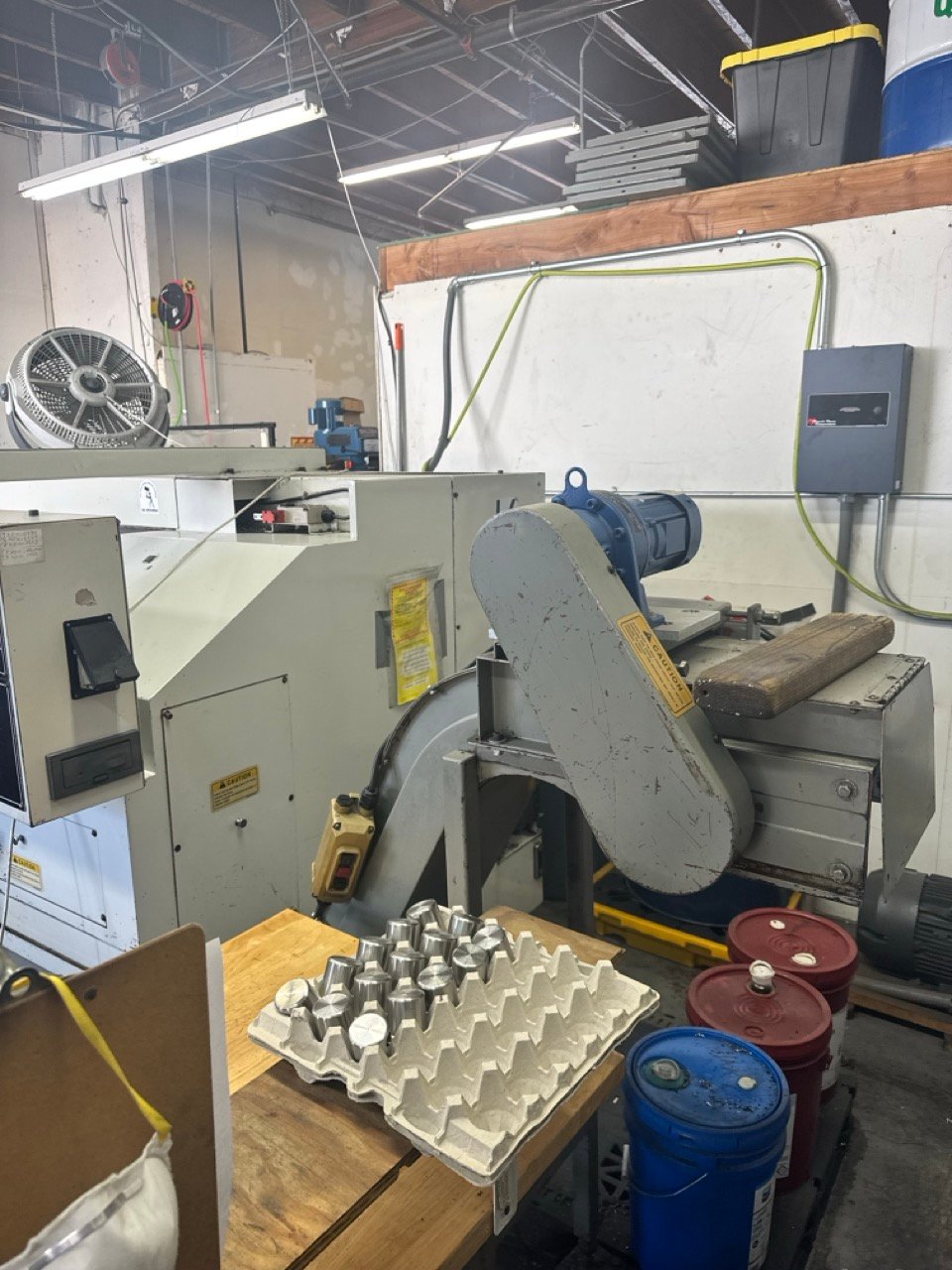 Okuma ES L8 CNC Lathe, 1999 – Tailstock, Chip Conveyor - Image 6