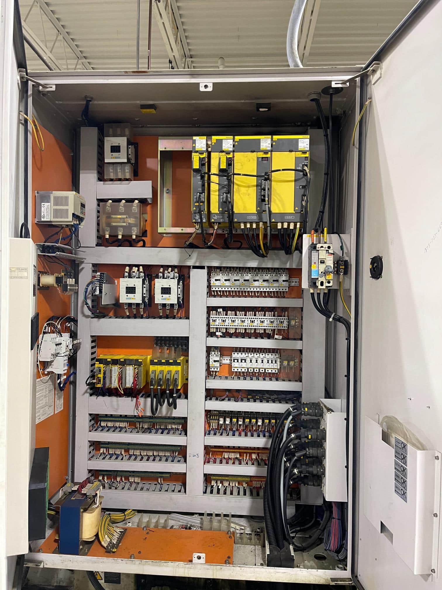 Daewoo DHP-400 HMC, 2002 – Fanuc Control, Chip Conveyor - Image 8