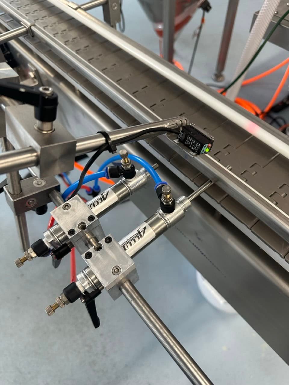 Accutek SVF 02-002-000 Single Piston Filler with Conveyor, Heated and Agitated Hopper, and E-Pak Accumulation Table, 2014 - Image 3