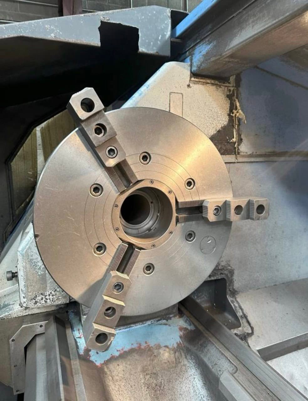 Mazak Powermaster N 2000U Flatbed Lathe, 1997 – 24″ Chuck, Tailstock, Chip Conveyor - Image 6