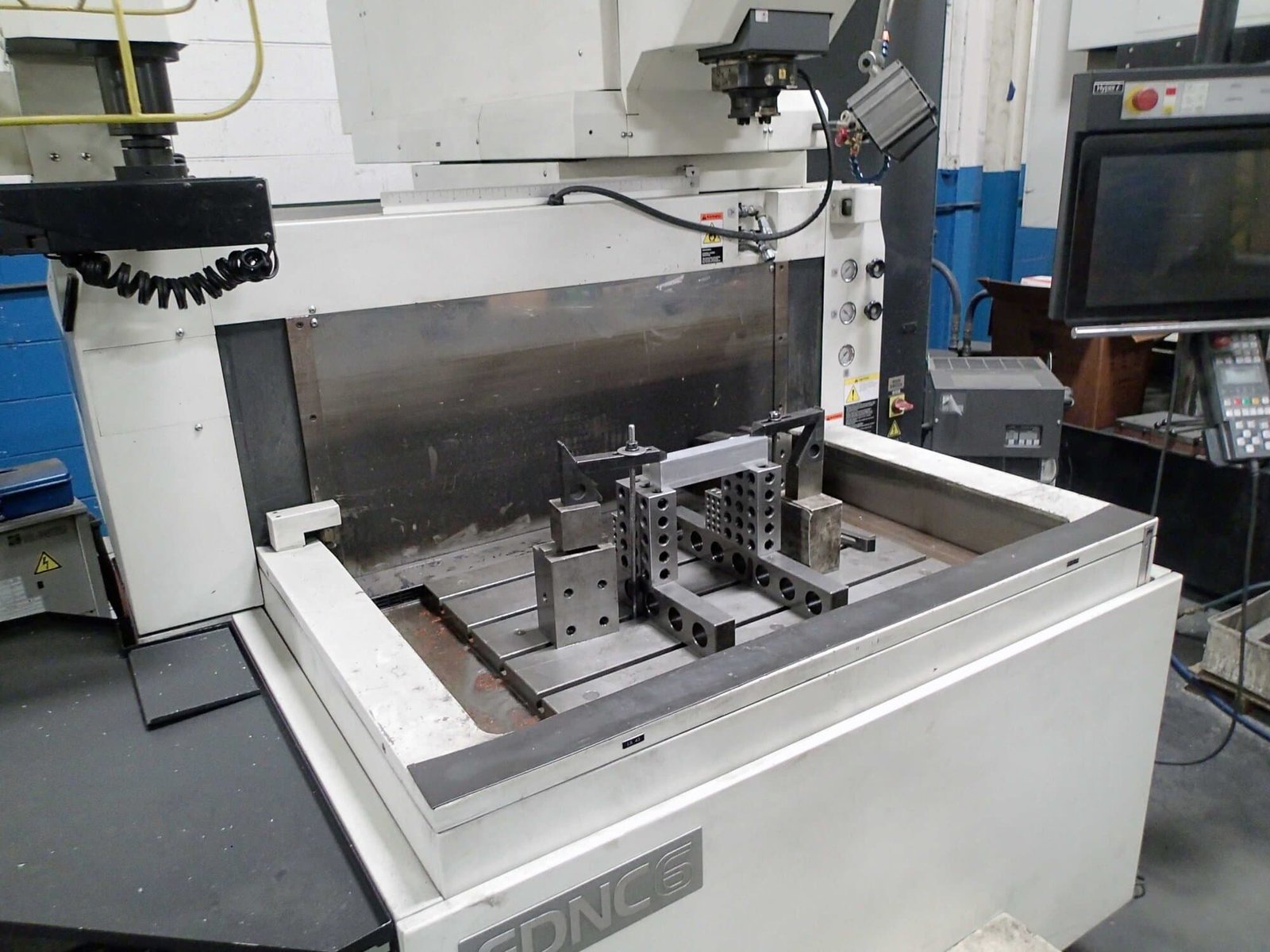 Makino EDNC6 CNC Sinker EDM, 2015 – C-Axis Head, 16 Tool Changer - Image 3