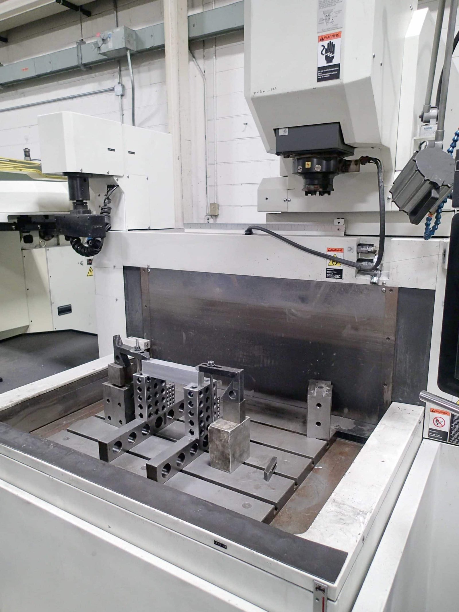 Makino EDNC6 CNC Sinker EDM, 2015 – C-Axis Head, 16 Tool Changer - Image 4