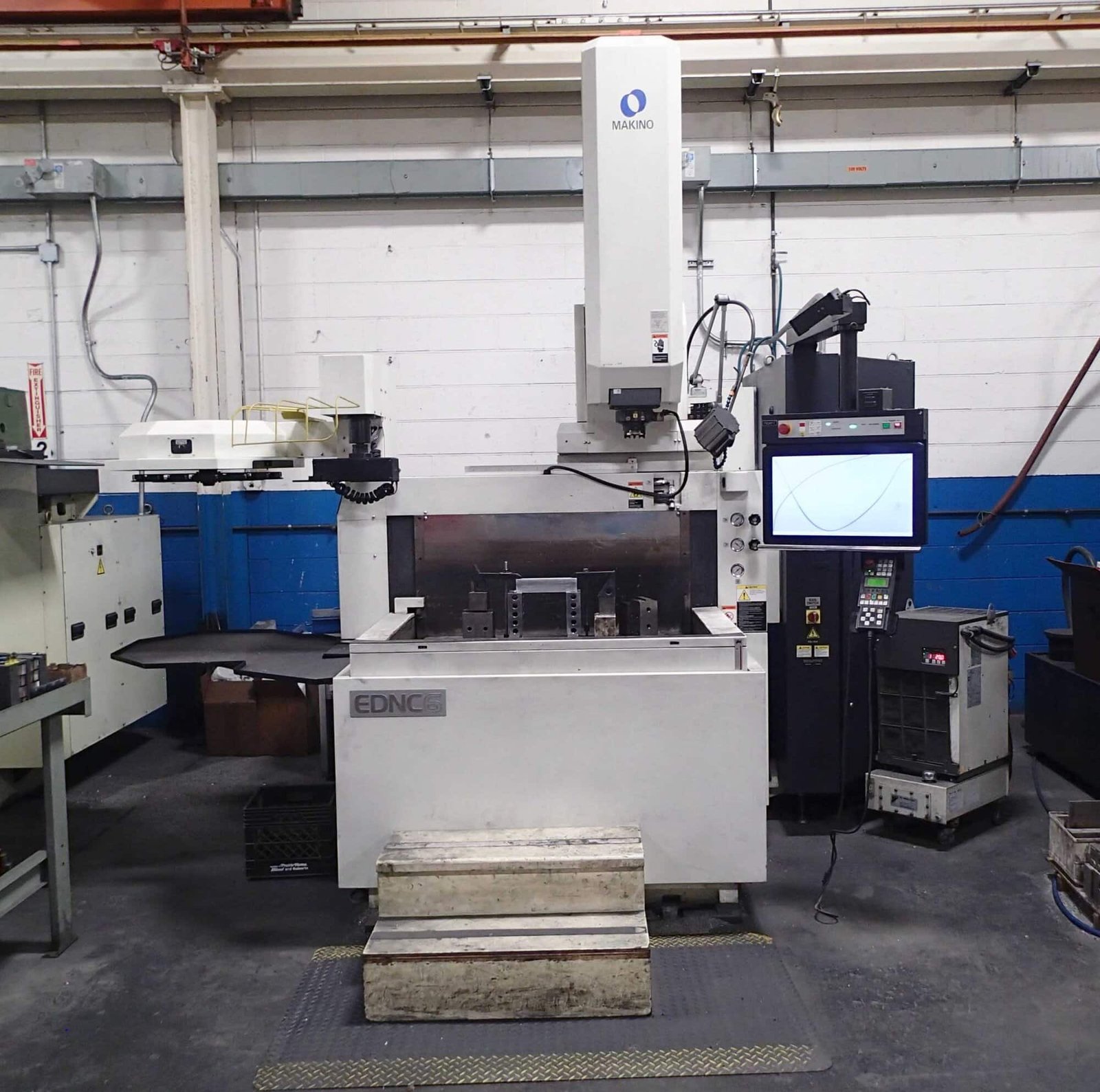 Makino EDNC6 CNC Sinker EDM, 2015 – C-Axis Head, 16 Tool Changer - Image 8