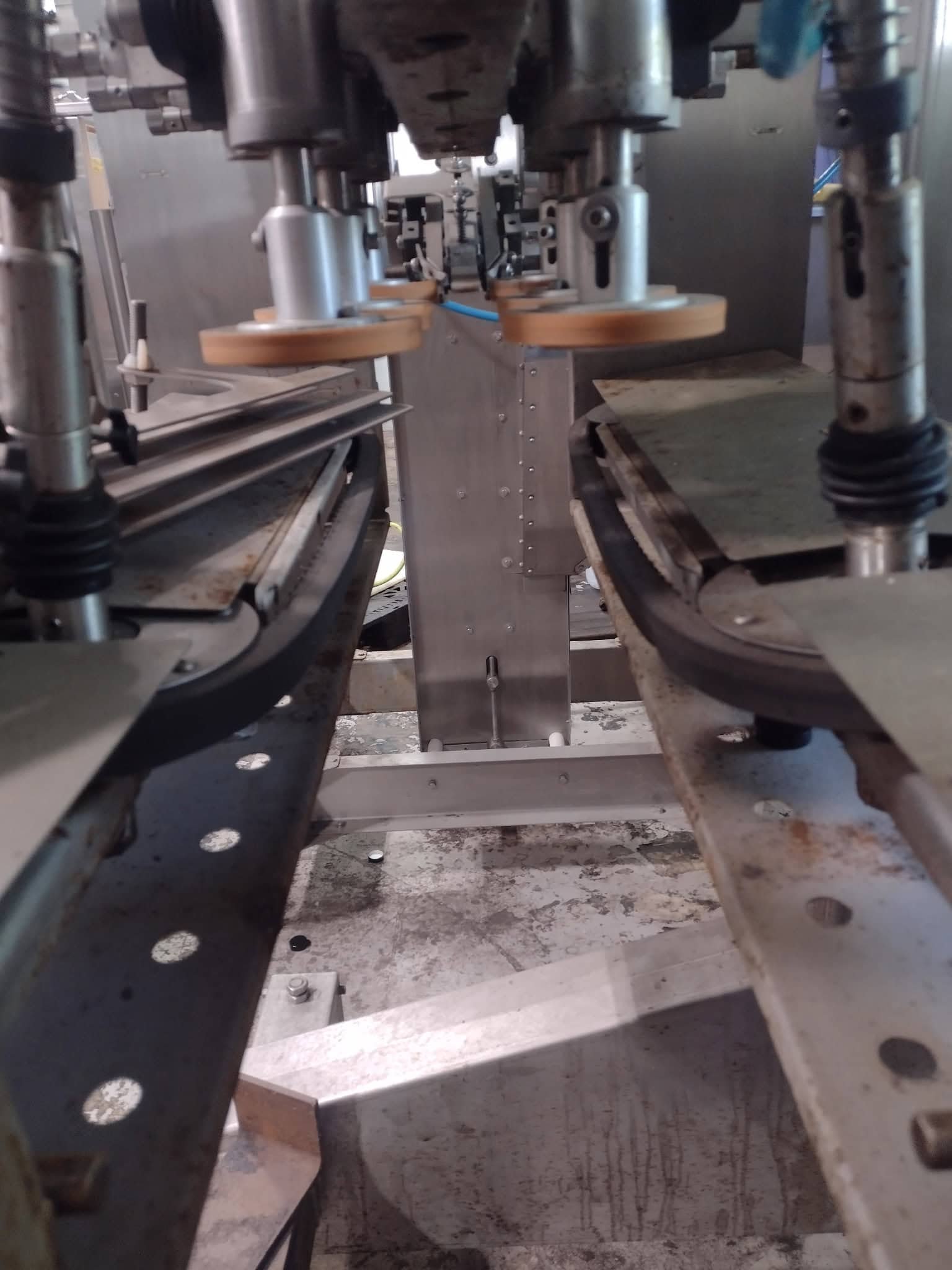 Pack West 120 Inline Capper with #7+2 Vertical Cap Elevator – Complete Automatic Bottle Capping System - Image 6