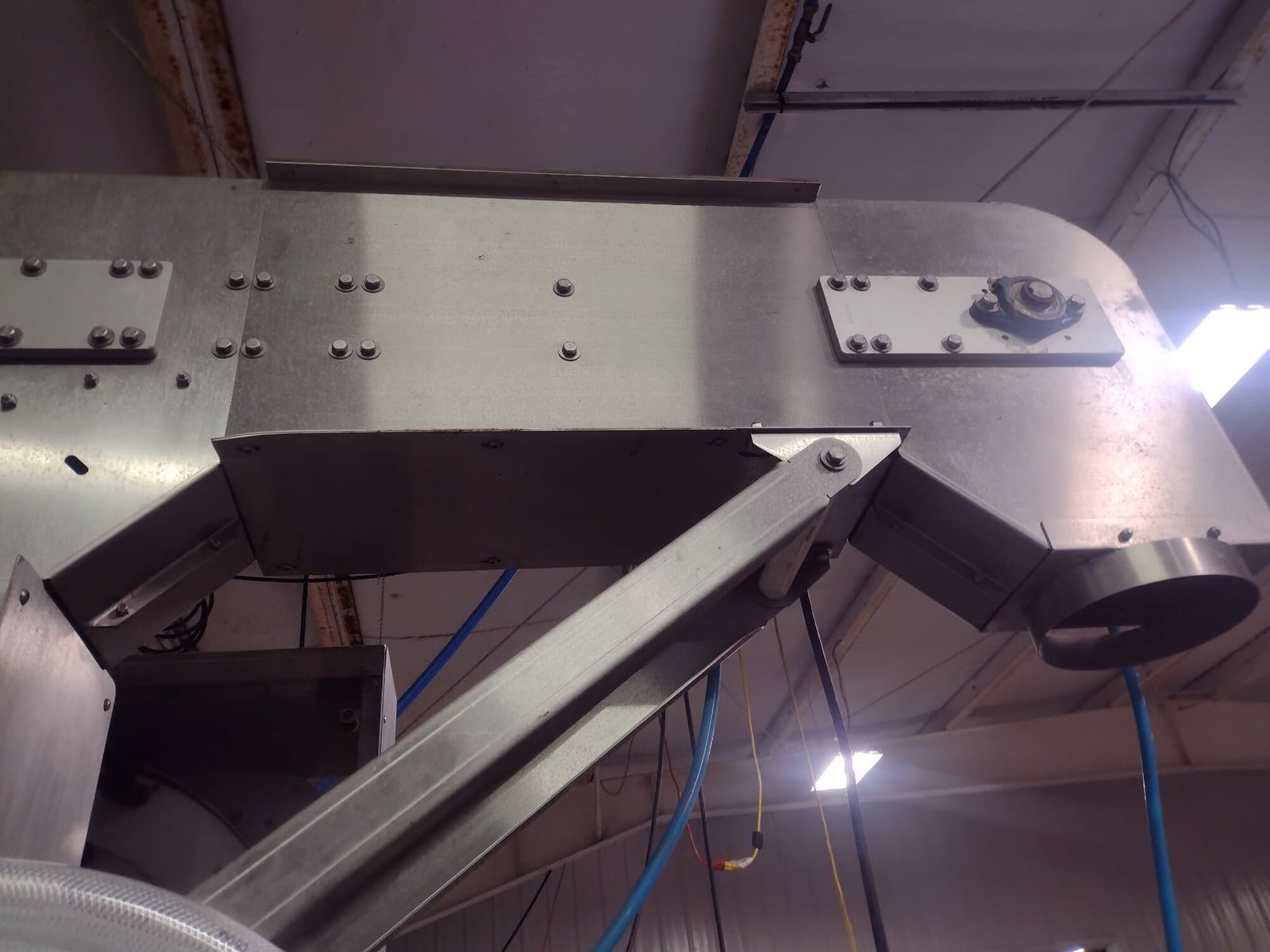 Pack West 120 Inline Capper with #7+2 Vertical Cap Elevator – Complete Automatic Bottle Capping System - Image 7