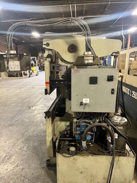 60 Ton x 6′ Accurpress 7606 Hydraulic Press Brake, 1998 – CNC Backgauge, Foot Pedal - Image 3